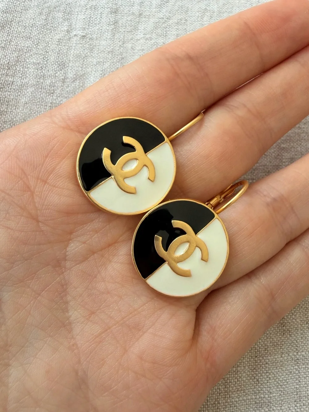🖤🤍CHANEL Black and White Enamel CC Drop Earrings - Gold-Tone✨